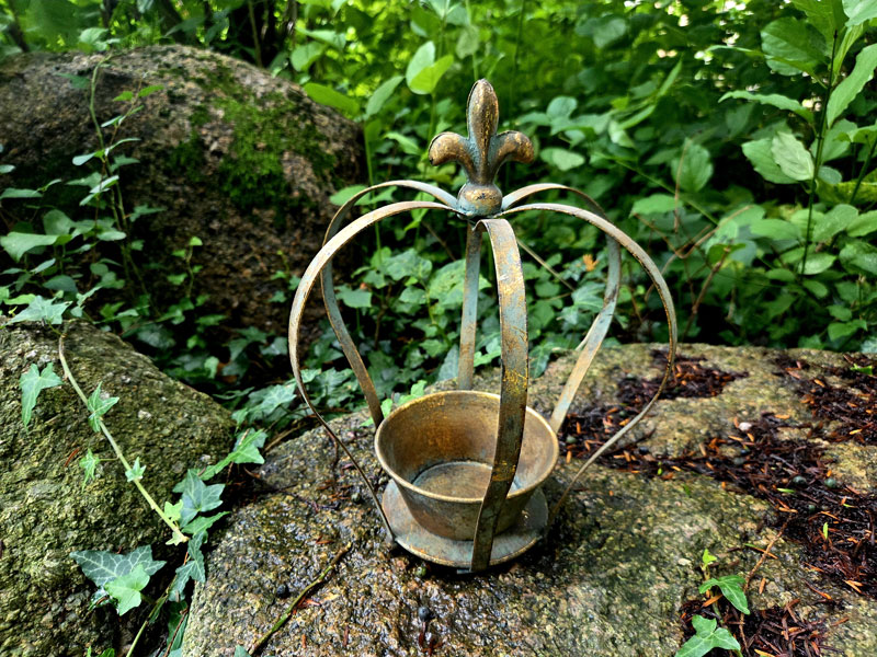 Antik  Pflanzkrone "Fleur de lis" 29cm Gartenkrone Kupferpatina