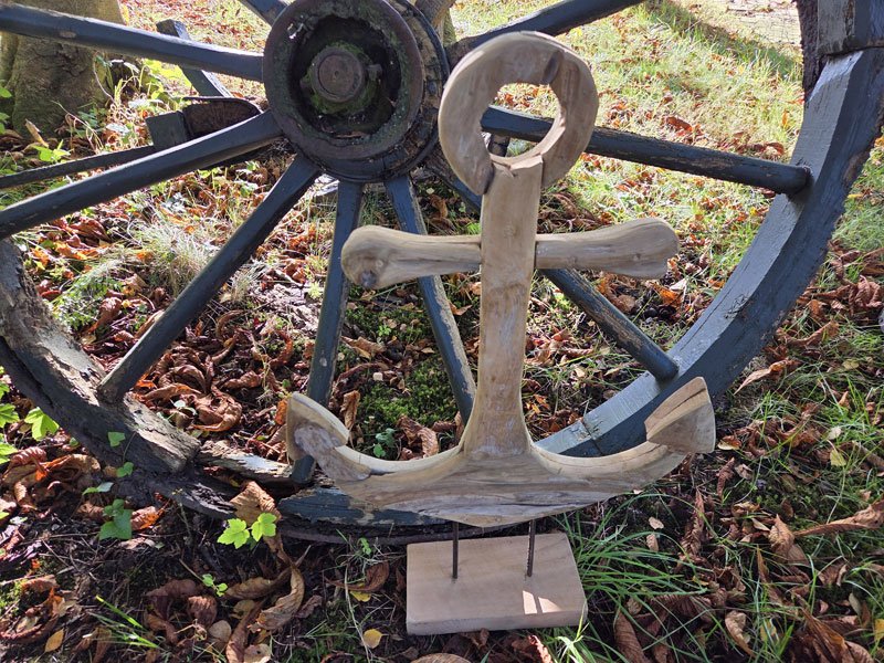 Handgefertigter Deko Anker aus recyceltem Teakholz 75cm auf Standfuß