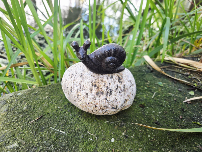 Tierfigur auf Stein - Schnecke
