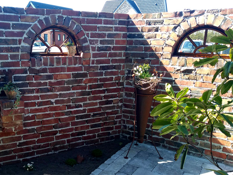 Eisenfenster Garten Mauer
