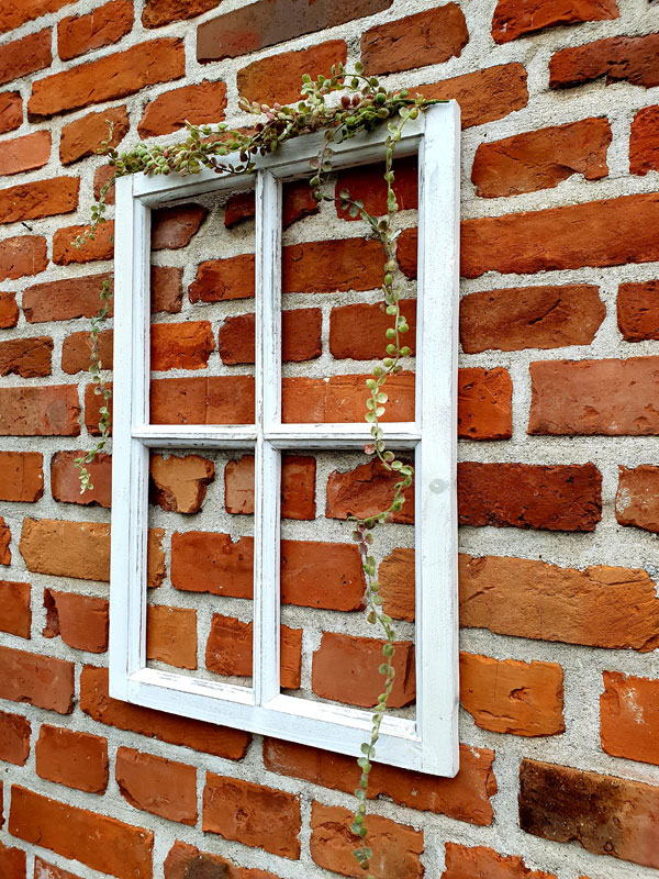 Weißes Vintage Holzfenster