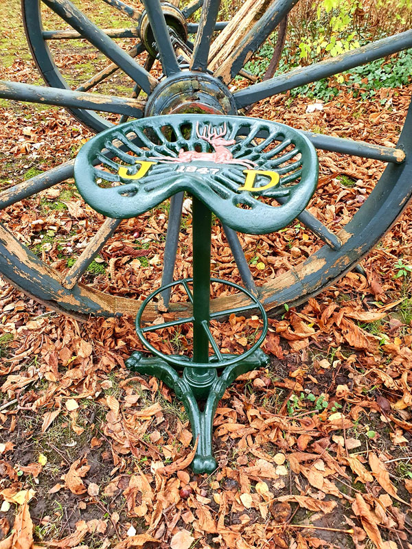 Drehhocker Barhocker mit handlackiertem Motiv "JD 1847"