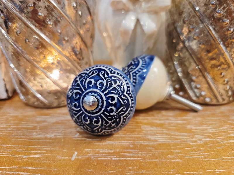 Nostalgischer Keramik Möbelknopf "Ornamentalisch blau-creme"