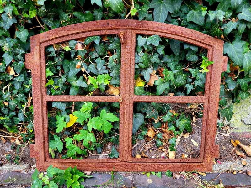 Gussfenster mit Türen