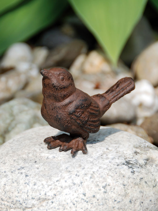 Vogelfigur auf Stein