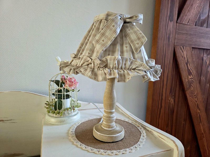 Shabby Chic Tischlampe "Herzchen" mit Rüschen & Schleifchen 46cm hoch