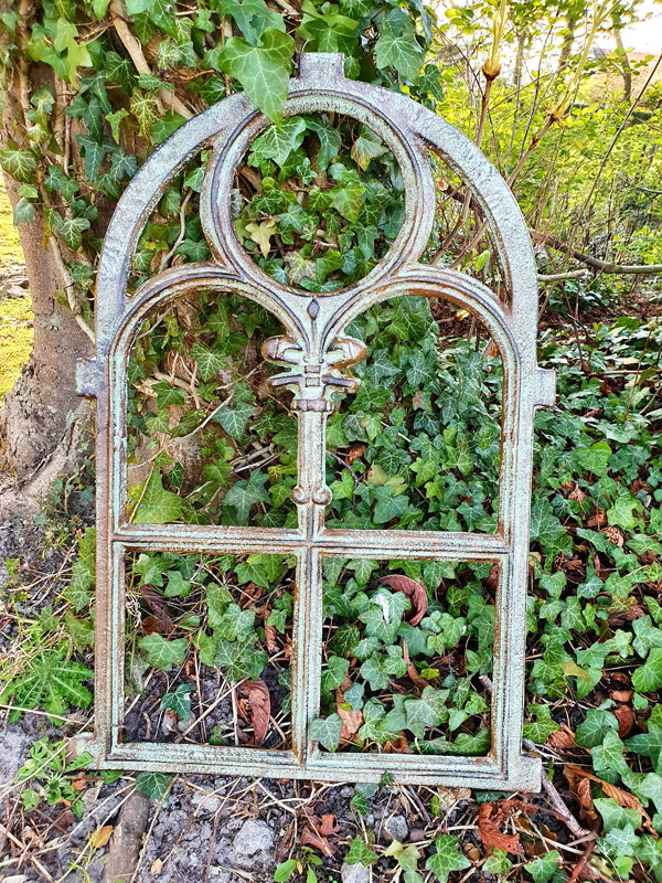 Eisenfenster Ruine Gartenmauer