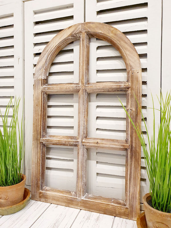 Kleines braunes Holzfenster