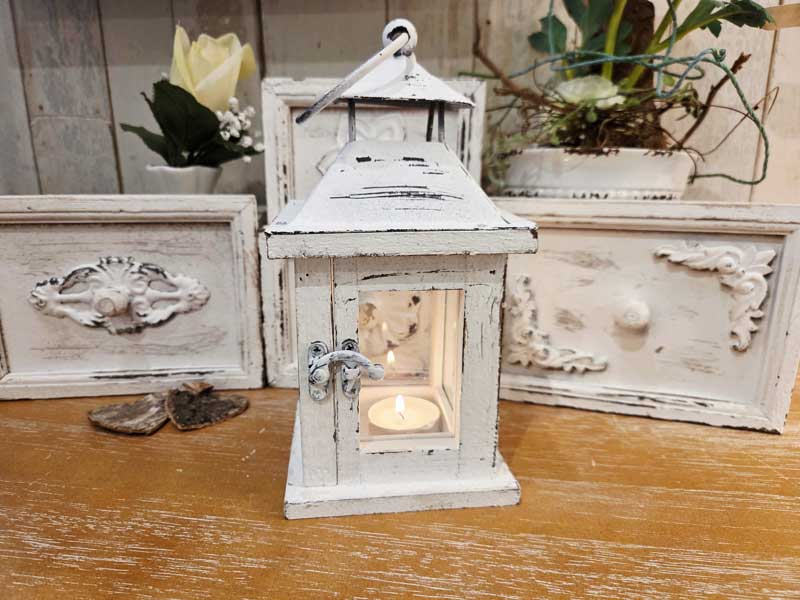 Kleine weiße Holz-Laterne 21cm hoch im Shabby Chic-Stil mit Metalldach
