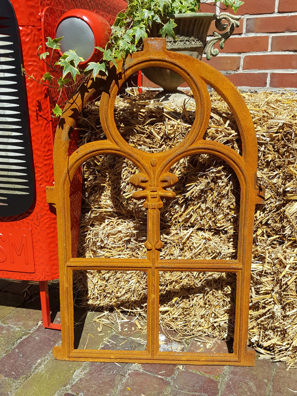 Stallfenster mit Ornament