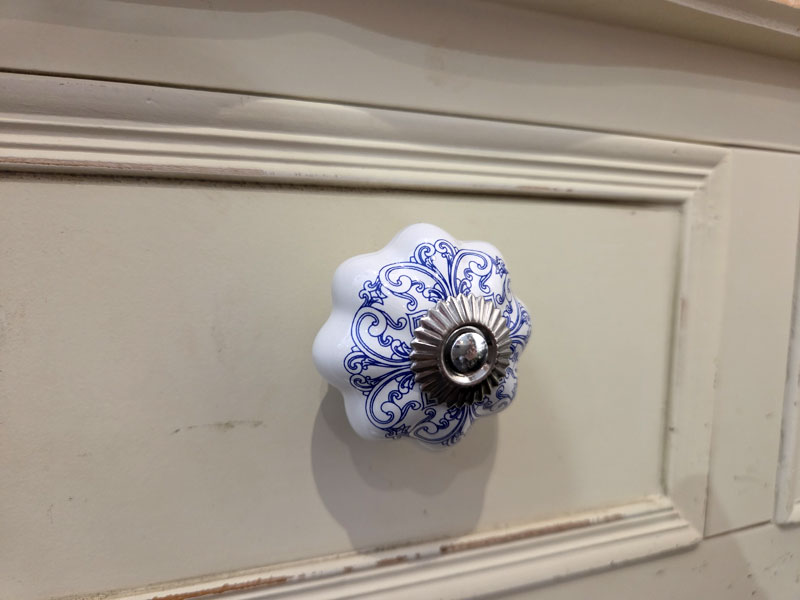 Nostalgischer Keramik Möbelknopf "Ornamentmuster blau-weiß"