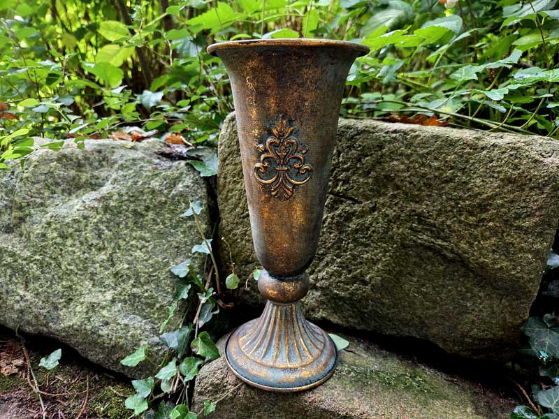 Antik Blumenvase "Fleur de lis" 29cm Grabvase Kupferpatina