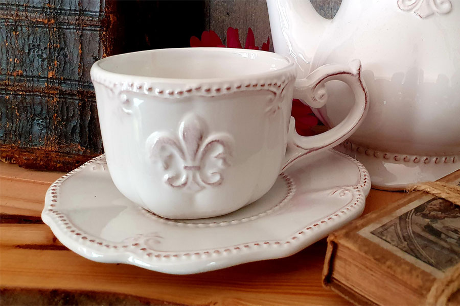 Kaffeetasse mit Untertasse "Fleur de Lis" weiße Keramik