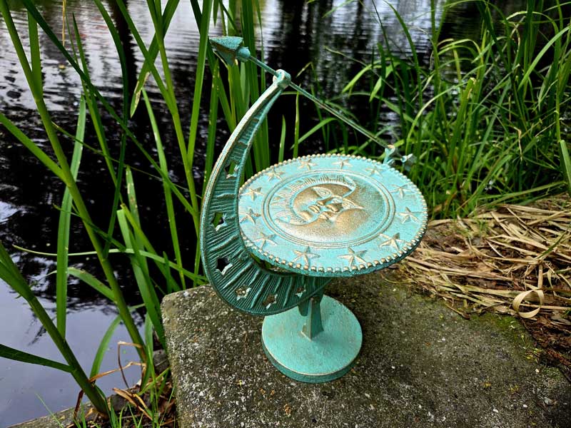 Gusseiserne Sonnenuhr "Sonne & Mond" helles türkis, Höhe 40cm