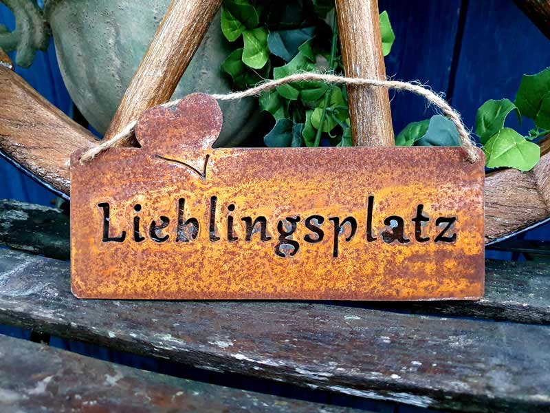 Edelrost Hängeschild mit Herzchen "Lieblingsplatz" 19x10cm
