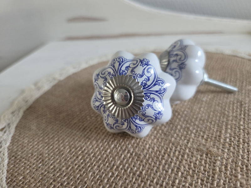 Nostalgischer Keramik Möbelknopf "Ornamentmuster blau-weiß"
