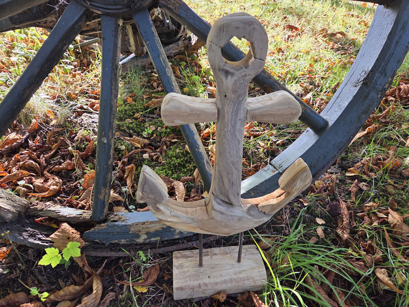 Handgefertigter Deko Anker aus recyceltem Teakholz 54cm auf Standfuß
