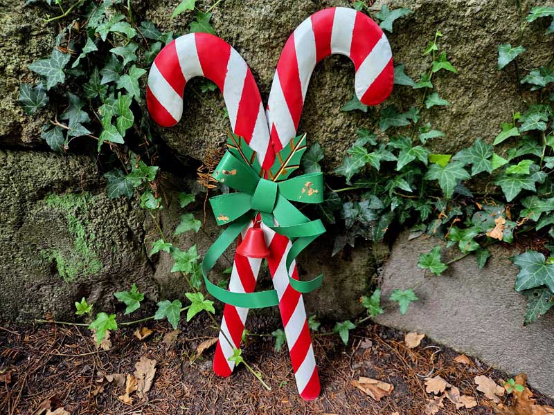 Große, weihnachtliche Wanddeko "Zuckerstangen" 59cm