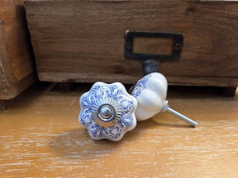Nostalgischer Keramik Möbelknopf "Ornamentmuster blau-weiß"