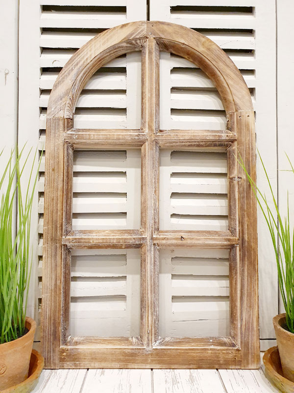 Kleines braunes Dekofenster