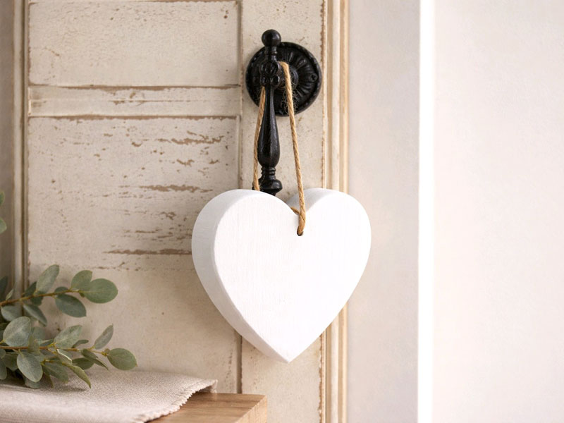 Weißes Deko Herz am Juteband zum Hängen aus 3,5cm starkem Holz