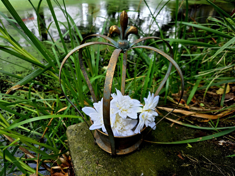 Antik  Pflanzkrone "Fleur de lis" 33cm Gartenkrone Kupferpatina