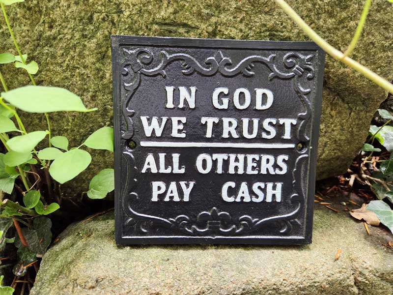 Antik wirkendes Schild "In God we trust - all others pay cash" 15x15cm Aluguss