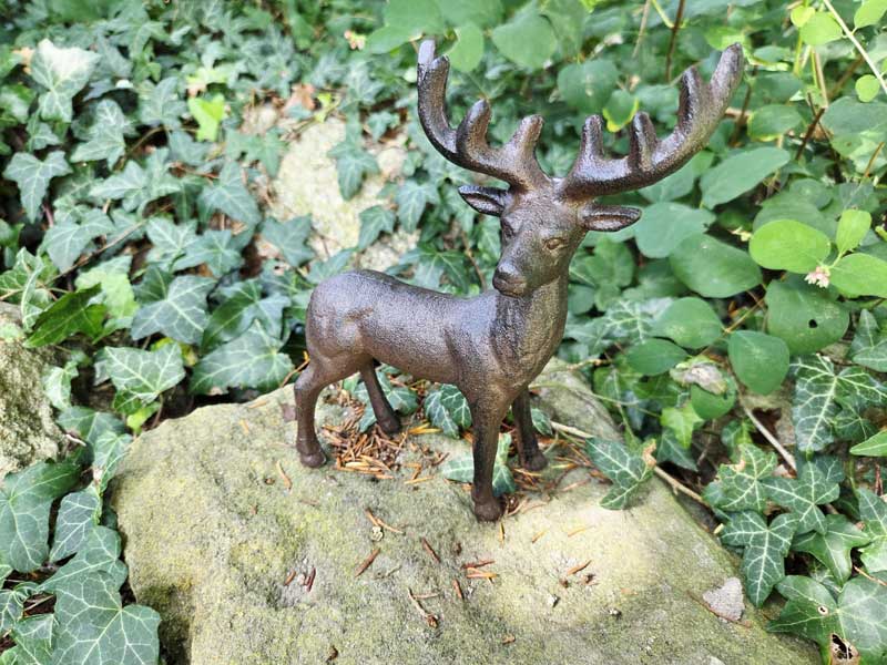 Winterliche Figur "Stehender Hirsch" Gusseisen