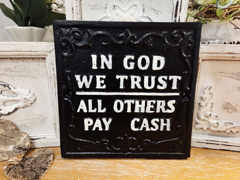 Antik wirkendes Schild "In God we trust - all others pay cash" 15x15cm Aluguss